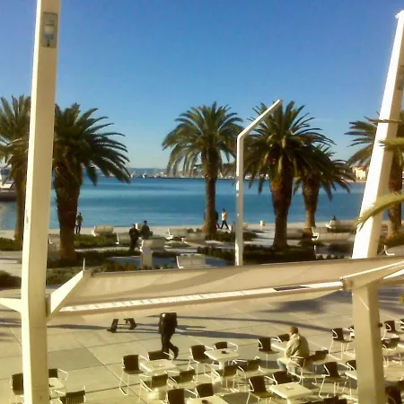 The L Place By Right Place * Σπλιτ